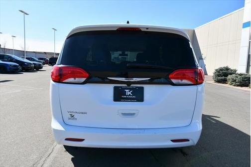 2022 Chrysler Voyager LX