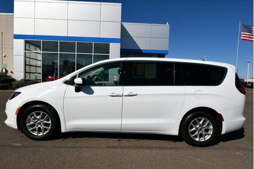 2022 Chrysler Voyager LX