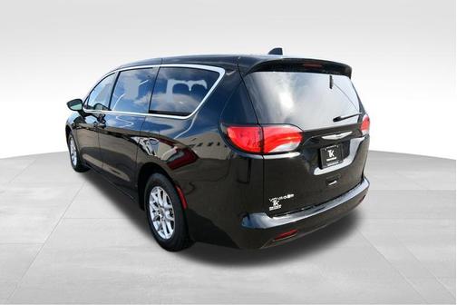 Diamond Black Crystal Pearlcoat 2024 Chrysler Voyager LX