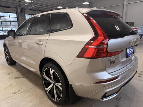 2024 Volvo XC60 Recharge Plug-In Hybrid T8 Ultimate Dark Theme