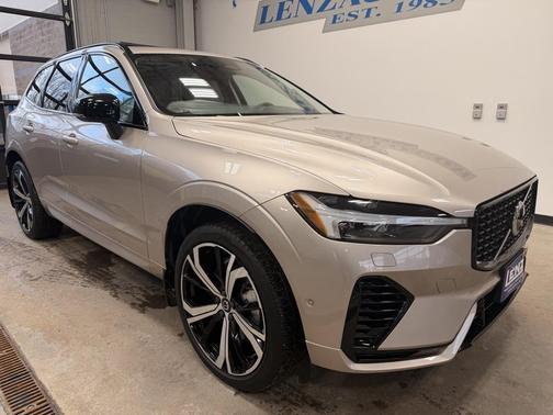 2024 Volvo XC60 Recharge Plug-In Hybrid T8 Ultimate Dark Theme