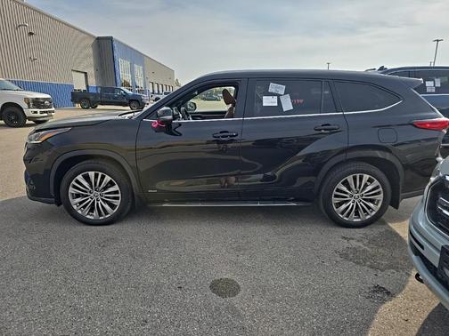 2023 Toyota Highlander Hybrid Platinum