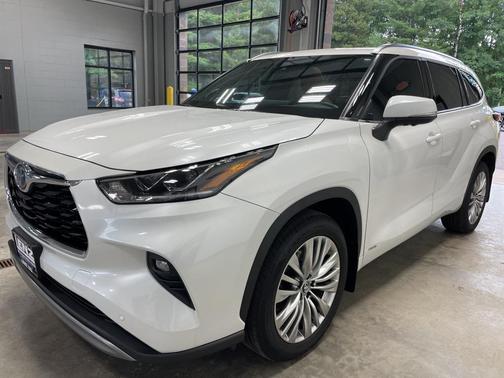 2024 Toyota Highlander Hybrid Platinum
