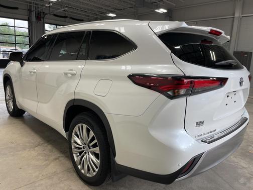 2024 Toyota Highlander Hybrid Platinum