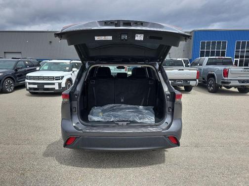Magnetic Gray Metallic 2024 Toyota Highlander Hybrid XLE