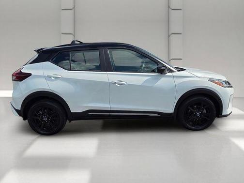Aspen White / Super Black 2024 Nissan Kicks SR