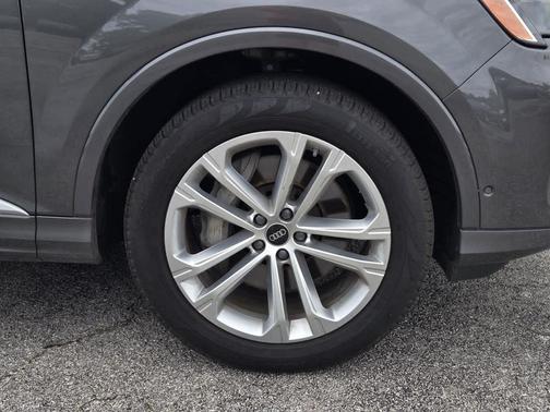 Samurai Gray Metallic 2025 Audi Q7 45 Premium Plus