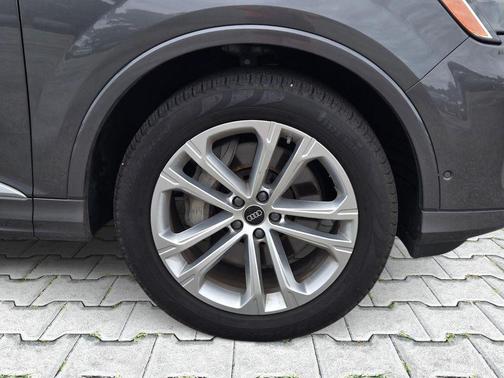 Samurai Gray Metallic 2025 Audi Q7 45 Premium Plus