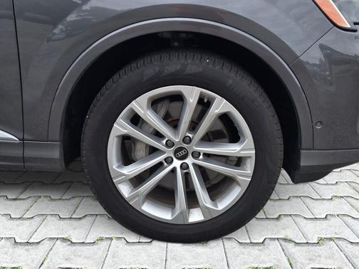 Samurai Gray Metallic 2025 Audi Q7 45 Premium Plus