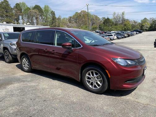 Velvet Red Pearlcoat 2023 Chrysler Voyager LX