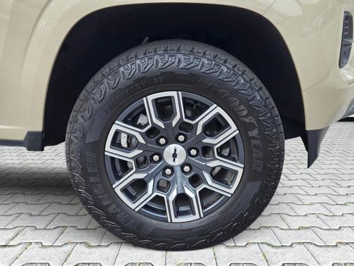 Sand Dune Metallic 2023 Chevrolet Colorado Z71