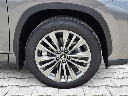 Heavy Metal 2026 Toyota Highlander Hybrid Platinum