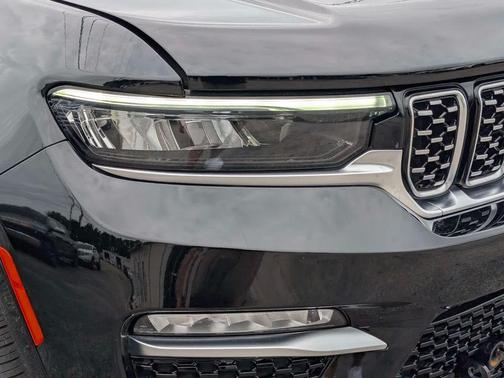 Diamond Black Crystal Pearlcoat 2023 Jeep Grand Cherokee Summit