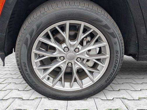 Diamond Black Crystal Pearlcoat 2023 Jeep Grand Cherokee Summit