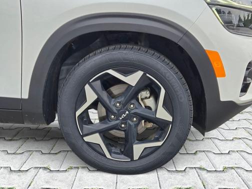 Snow White Pearl 2024 Kia Seltos EX