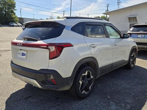 Snow White Pearl 2024 Kia Seltos EX