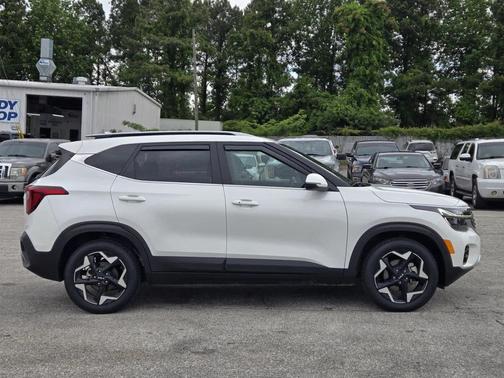 Snow White Pearl 2024 Kia Seltos EX
