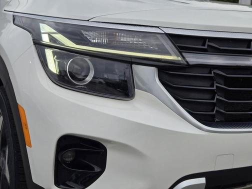 Snow White Pearl 2024 Kia Seltos EX