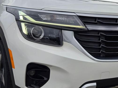 Snow White Pearl 2024 Kia Seltos EX