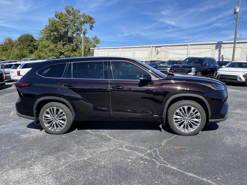 2022 Toyota Highlander Hybrid Platinum