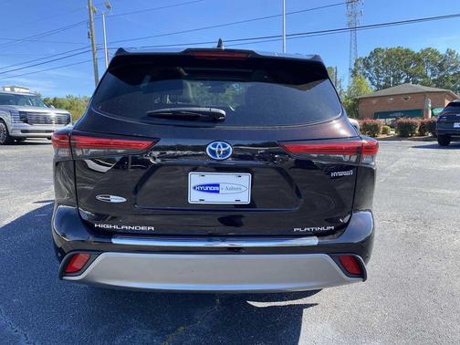 2022 Toyota Highlander Hybrid Platinum