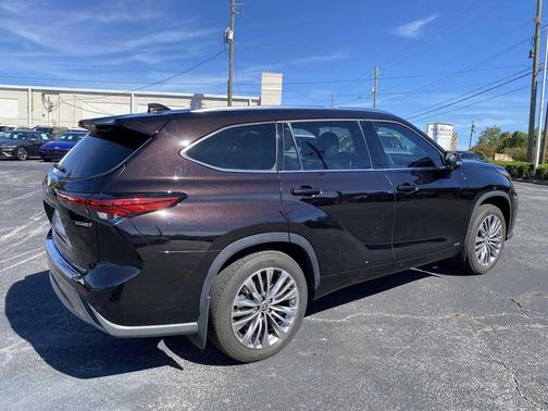 2022 Toyota Highlander Hybrid Platinum