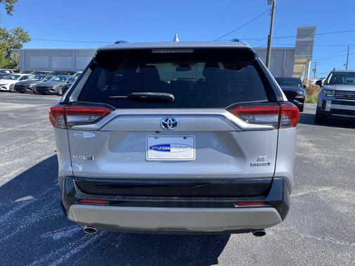 2022 Toyota RAV4 Hybrid SE