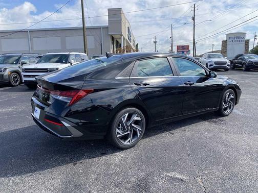 2025 Hyundai ELANTRA Limited