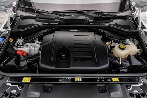 Fuji White 2025 Land Rover Range Rover Sport SE
