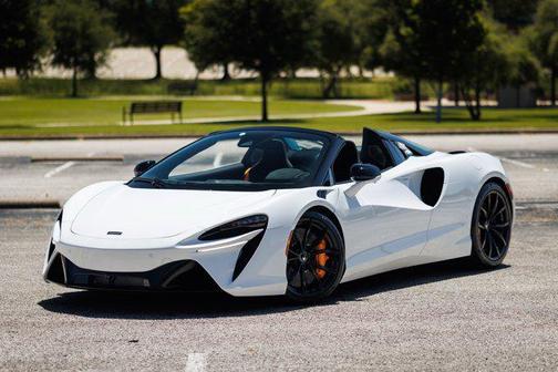 2025 McLaren Artura Performance