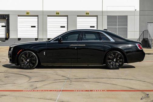 2022 Rolls-Royce Ghost SHOOTING STAR HEADLINER LOUNGE SEATING PICNIC TABLES