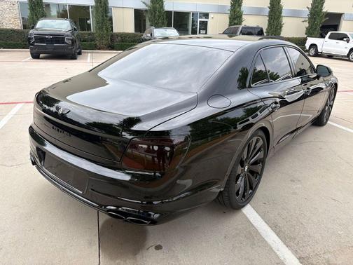 Beluga 2022 Bentley Flying Spur V8
