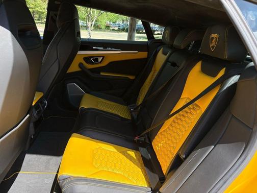 Giallo Inti Pearl 2021 Lamborghini Urus