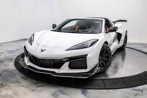 White Pearl Metallic Tricoat 2023 Chevrolet Corvette Z06