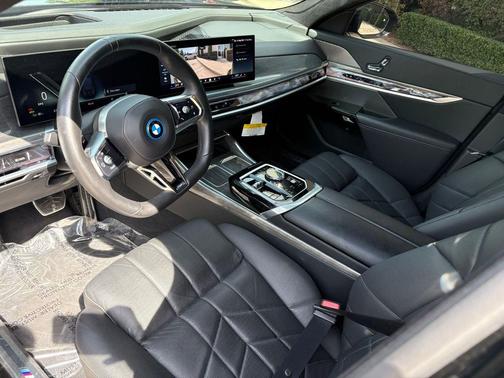 Black Sapphire Metallic 2025 BMW i7 xDrive60