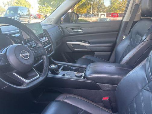 2023 Nissan Pathfinder Platinum 4WD