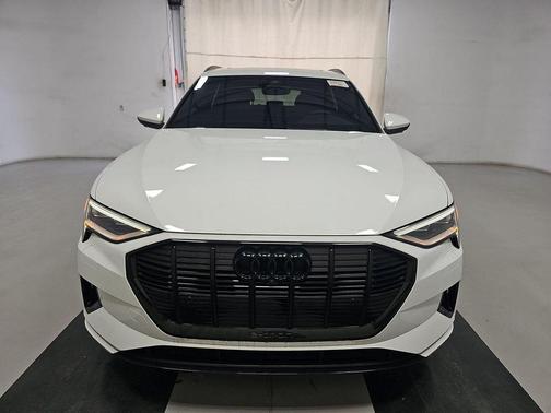 2022 Audi e-tron Premium Plus