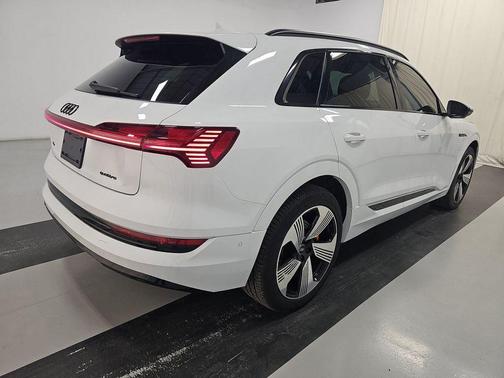 2022 Audi e-tron Premium Plus