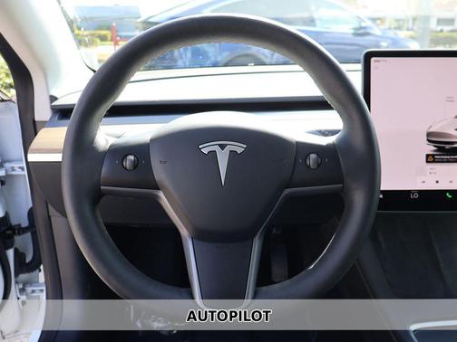 Pearl White Multi-Coat 2023 Tesla Model 3 Standard Range