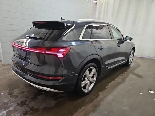 2019 Audi e-tron Premium Plus