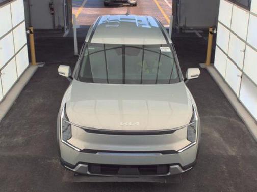 Ivory Silver 2024 Kia EV9 Light Long Range