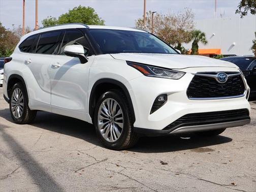 2023 Toyota Highlander Hybrid Platinum