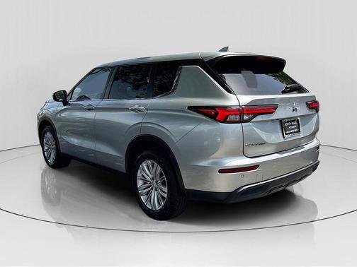 Alloy Silver Metallic 2024 Mitsubishi Outlander ES