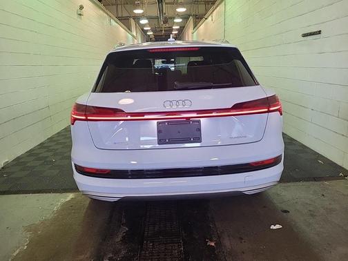 2022 Audi e-tron Premium Plus