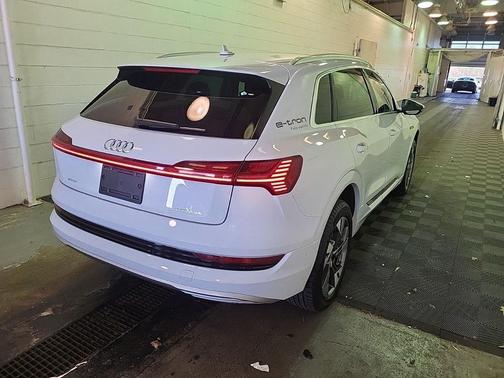 2022 Audi e-tron Premium Plus