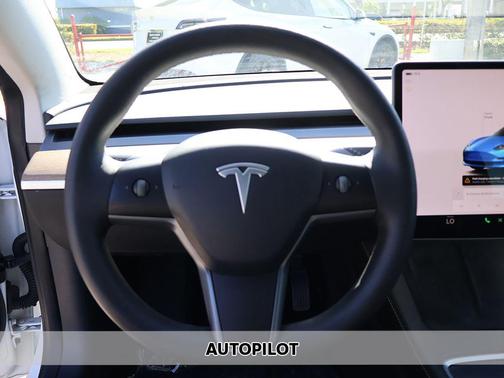 Pearl White Multi-Coat 2023 Tesla Model 3 Standard Range
