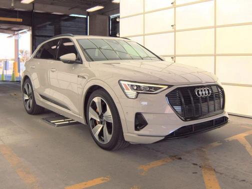 2022 Audi e-tron Premium Plus
