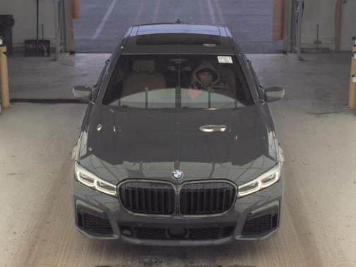 2022 BMW 740 i