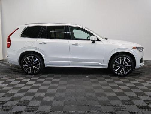 2022 Volvo XC90 T6 Momentum 7 Passenger