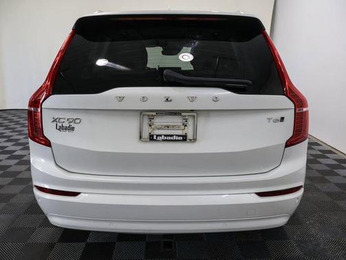 2022 Volvo XC90 T6 Momentum 7 Passenger